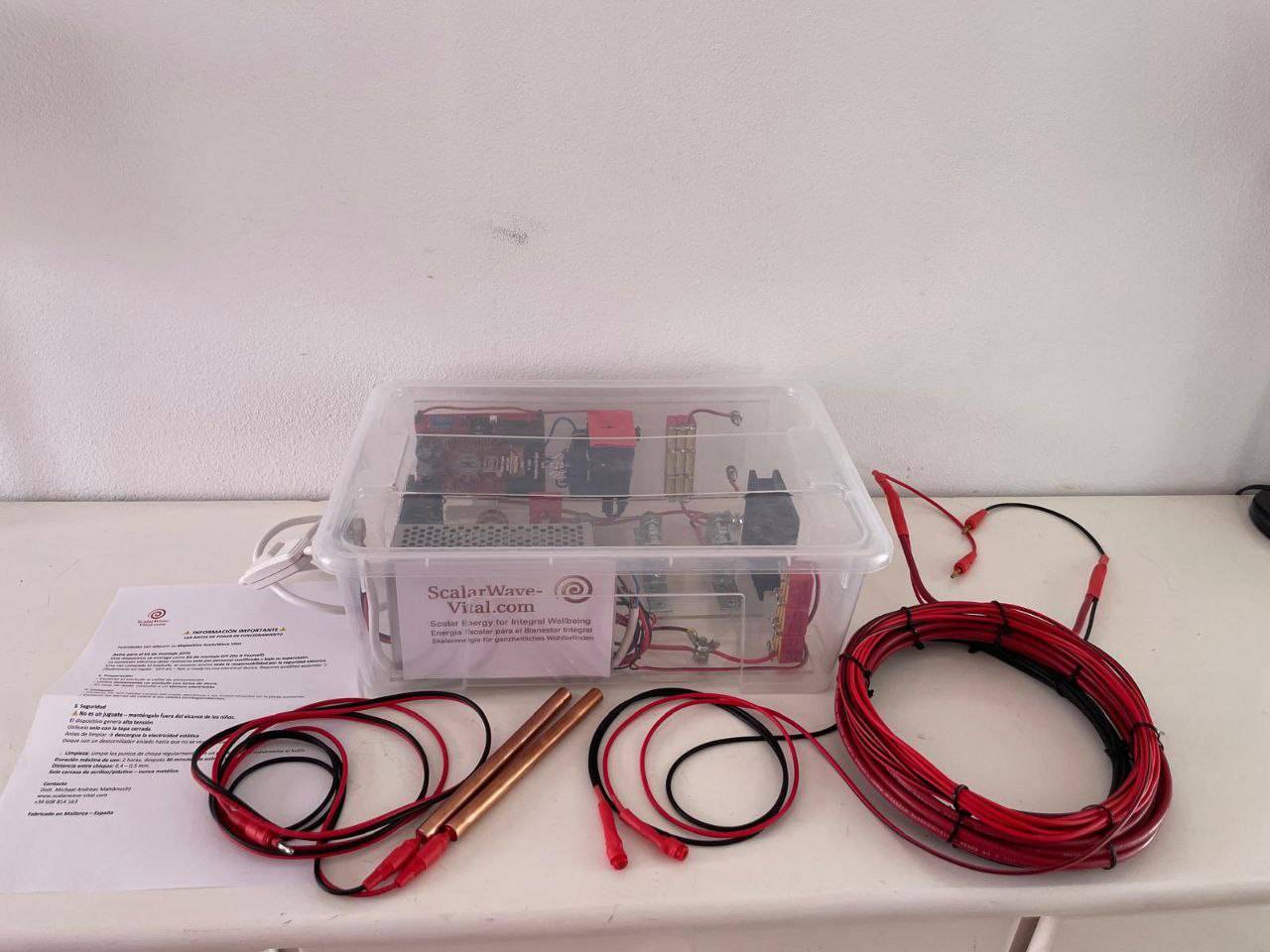 ScalarWave‑Vital Gerät in transparenter Box mit Kupferakzenten